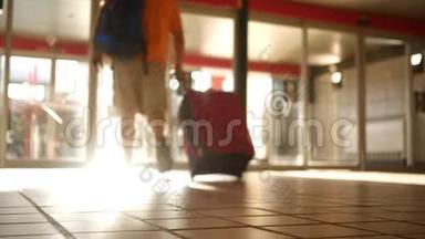 一个男人在度假时离开机场候机楼进入金色阳光下的电影镜头